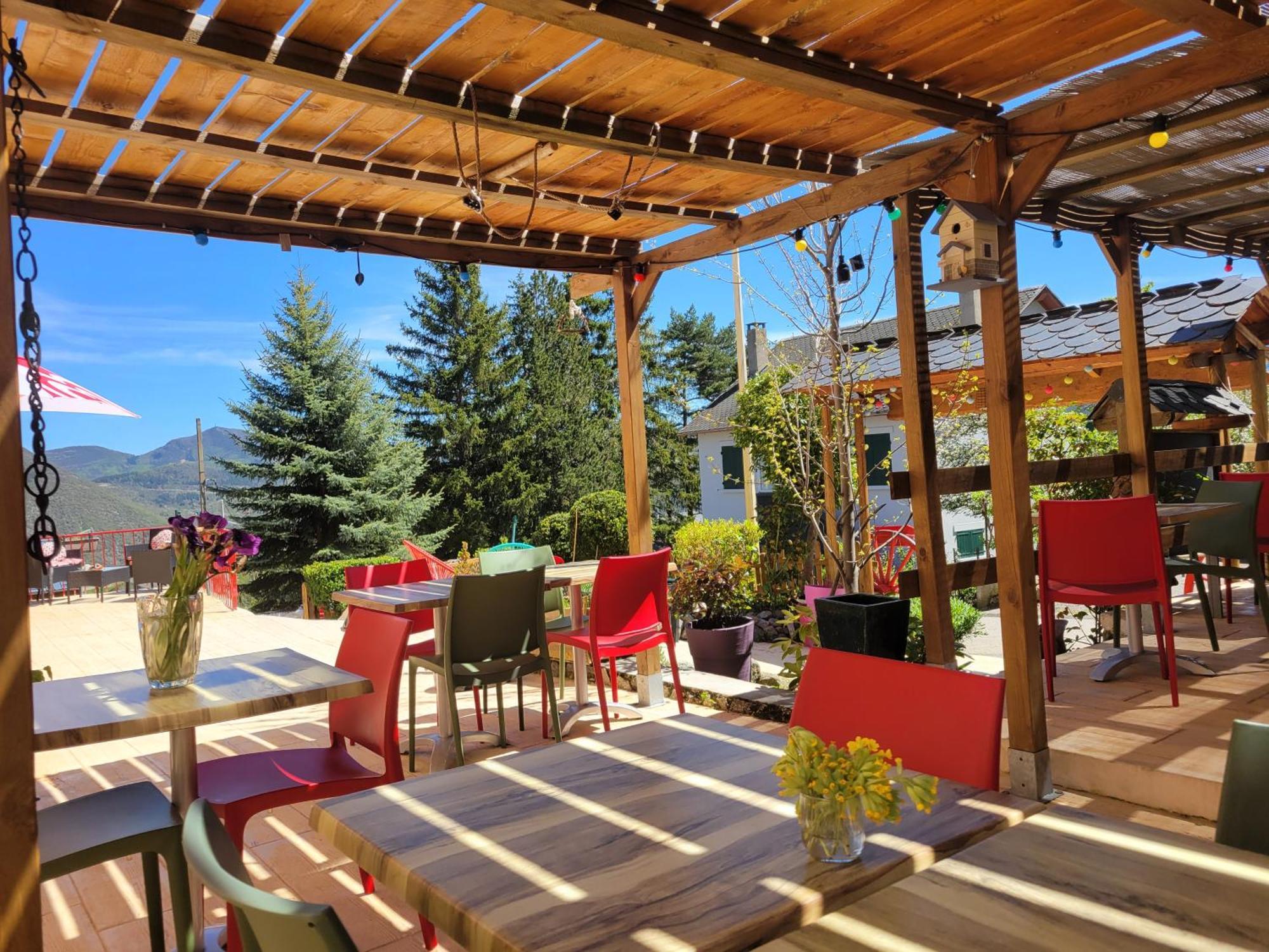 Le Sapin Rouge - Restaurant - Bar - Chambres D'Hotes Artigues  Exteriér fotografie